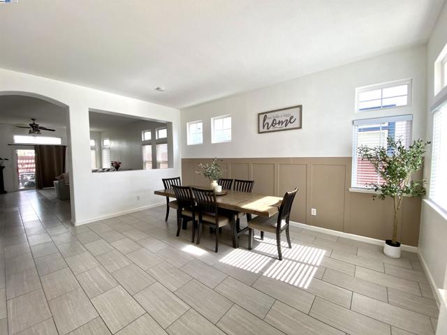 963 Grafton St, Manteca CA: https://media.crmls.org/mediaz/6c0c07e9-171b-4acb-b191-45be140852b6.jpg