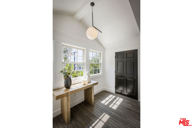 3831 Fernwood Avenue, Los Angeles CA: https://media.crmls.org/mediaz/6c0d0bc4-da68-41a8-887b-91ceeb086b11.jpg