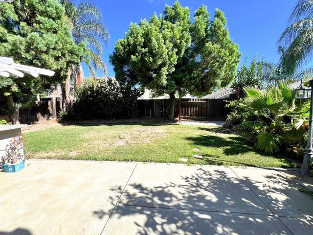 85 Phillips Ct, Tracy CA: https://media.crmls.org/mediaz/6c0d1ded-6eb4-4645-8a41-21baf1a43775.jpg