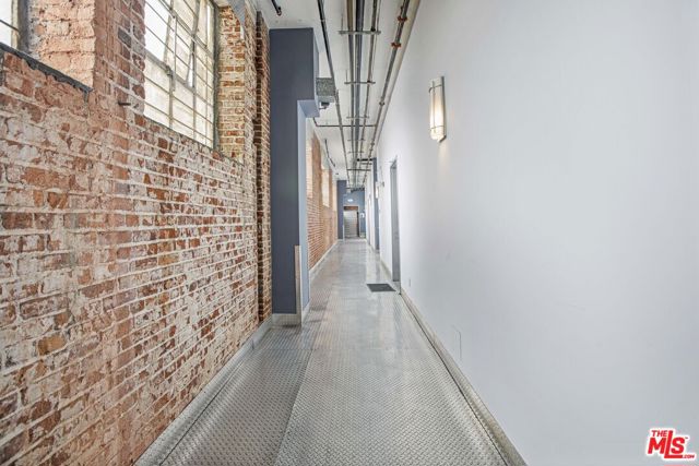 652 Mateo Street, Los Angeles CA: https://media.crmls.org/mediaz/6c0e66dd-2a97-4733-ae9c-41cf951a9da4.jpg