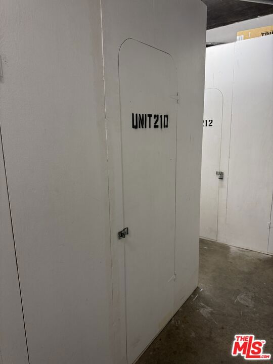 https://media.crmls.org/mediaz/6c0f3ded-6928-4dc0-982d-efe10f7de7cd.jpg?preset=X-Large