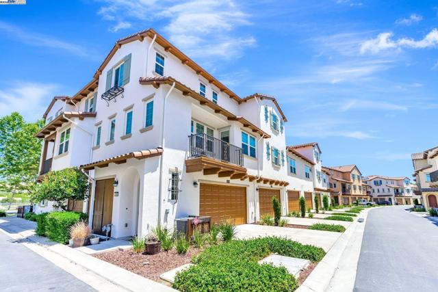 1038 S Monarch, San Ramon CA: https://media.crmls.org/mediaz/6c0ff298-3d9c-4dca-a0d1-417f61aedf52.jpg