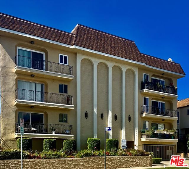 1097 S Bedford Drive, Los Angeles CA: https://media.crmls.org/mediaz/6c113955-3509-48a3-8b50-120b1f48feb0.jpg