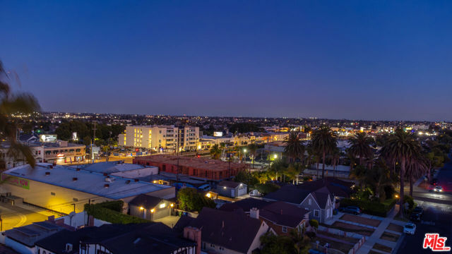 5325 S Victoria Avenue, Los Angeles CA: https://media.crmls.org/mediaz/6c12174d-decb-42e9-892a-56d10a647b58.jpg