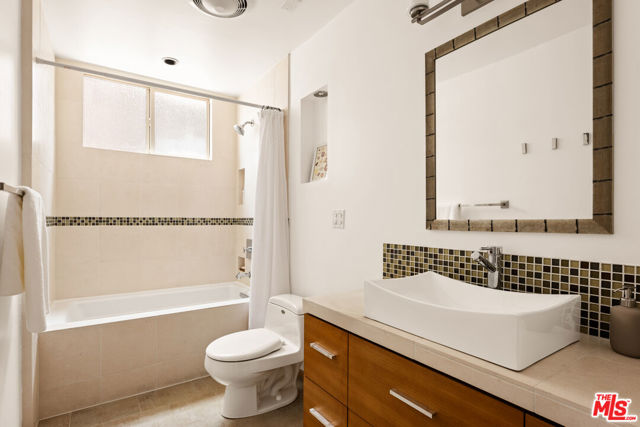 6624 Vista Del Mar, Playa del Rey CA: https://media.crmls.org/mediaz/6c121dda-6196-4028-9cfd-3bc92bb6606b.jpg