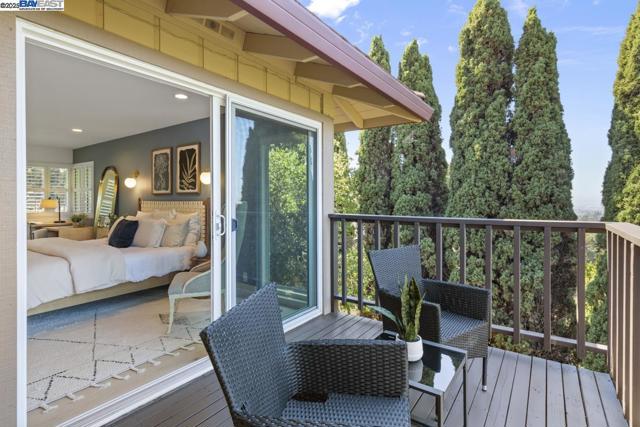 10336 Greenview Dr, Oakland CA: https://media.crmls.org/mediaz/6c1246fb-a09c-49ad-ba59-6acd82ebf7bb.jpg