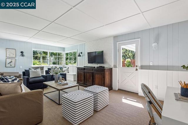 72 Davis Rd, Orinda CA: https://media.crmls.org/mediaz/6c12c3ac-56d6-4042-9548-c3e447222b7e.jpg