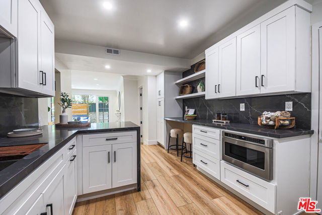 133 S Oakhurst Drive, Beverly Hills CA: https://media.crmls.org/mediaz/6c13264f-c35d-483d-98b5-30e0b723f912.jpg