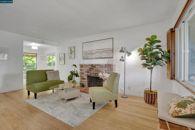 2968 Glenside Dr, Concord CA: https://media.crmls.org/mediaz/6c134c61-fd5b-415d-bf07-f37e56ae198b.jpg