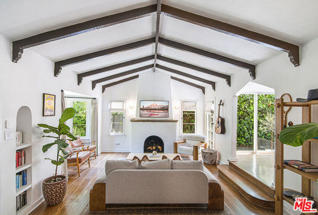 8260 Oakwood Avenue, Los Angeles CA: https://media.crmls.org/mediaz/6c13ff57-9361-4fff-87ab-d64ba87d6a5c.jpg