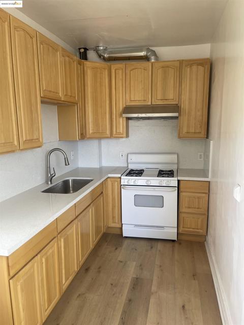 2212 17Th Ave, Oakland CA: https://media.crmls.org/mediaz/6c142500-9c67-4f9b-b0be-58907c678353.jpg