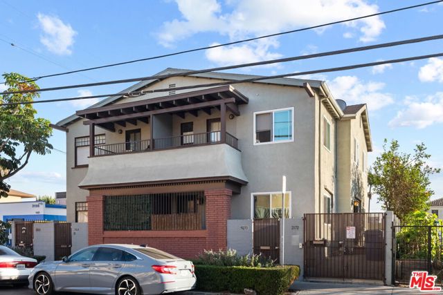 3166 San Marino Street, Los Angeles CA: https://media.crmls.org/mediaz/6c14347e-05c7-4ee7-8c63-aec1477f8130.jpg