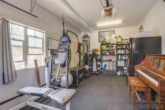 210 Frances Dr, El Cajon CA: https://media.crmls.org/mediaz/6c14d9bb-f99b-4d8b-926a-78cc8b06b5db.jpg