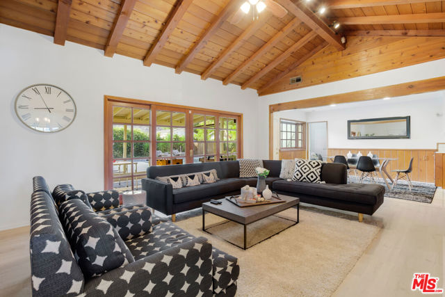 6207 Melba Avenue, Woodland Hills CA: https://media.crmls.org/mediaz/6c157af1-7345-47e4-9eeb-8373c9e1327d.jpg