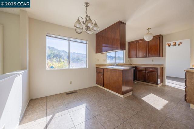 139 Thrush Ct, Hercules CA: https://media.crmls.org/mediaz/6c15b29a-8fff-4826-936d-d688b8a79d84.jpg