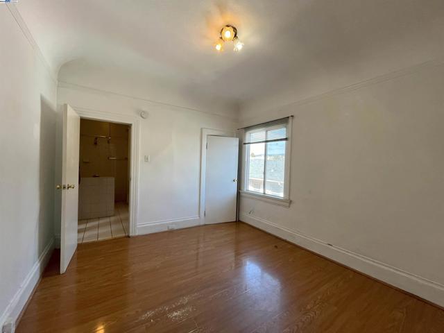2324 9Th Ave, Oakland CA: https://media.crmls.org/mediaz/6c15f51e-8771-490a-b10b-d96865f9825b.jpg