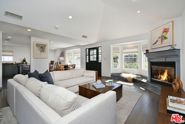 18033 Rosita Street, Encino CA: https://media.crmls.org/mediaz/6c1651a4-c03d-4794-9d20-db2f7dcbcbdd.jpg