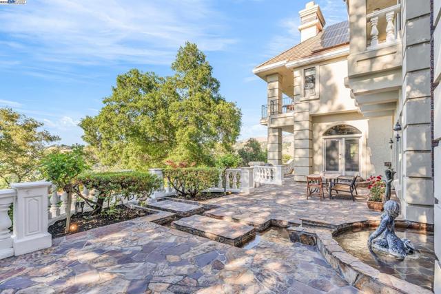 219 Valley Oaks Dr, Alamo CA: https://media.crmls.org/mediaz/6c169653-91cc-4ba7-bd1e-aad7b33c8ece.jpg