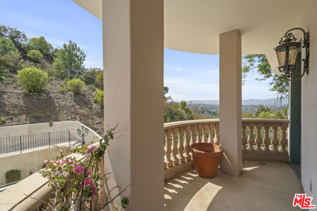 3848 Vista Linda Drive, Encino CA: https://media.crmls.org/mediaz/6c173273-15a7-416e-922f-c59ea2a59226.jpg