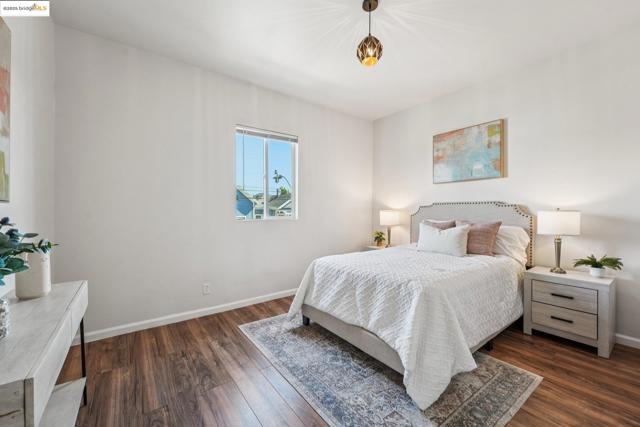 1549 5Th Ave, Oakland CA: https://media.crmls.org/mediaz/6c1759d4-5053-48f0-8bc2-8d4495c38017.jpg