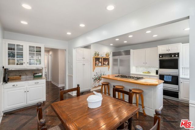 444 Loring Avenue, Los Angeles CA: https://media.crmls.org/mediaz/6c1816c0-ecdf-474b-9412-5c3ed42c7fcb.jpg