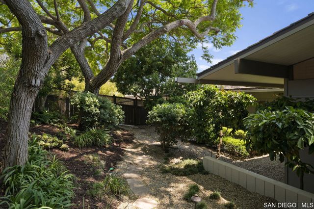 5931 Citadel CIR, La Jolla CA: https://media.crmls.org/mediaz/6c181acf-c29b-4661-81b1-079adf46e9f0.jpg
