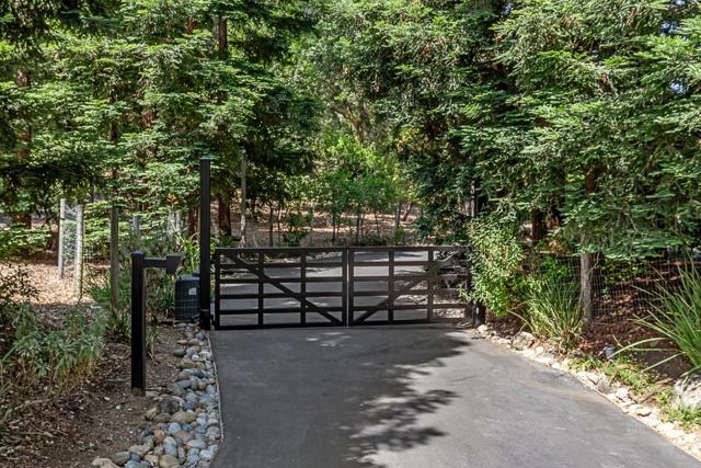 3 Oak Forest Court, Portola Valley CA: https://media.crmls.org/mediaz/6c18b360-d5da-465e-9520-2104e0247758.jpg