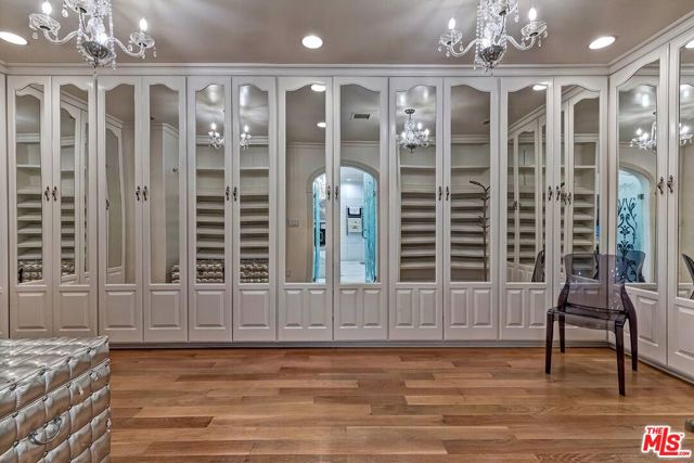 725 N Faring Road, Los Angeles CA: https://media.crmls.org/mediaz/6c199ee1-6ff2-4b69-b7c4-fac6ac1255d2.jpg