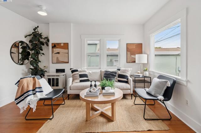 951 Madison St, Albany CA: https://media.crmls.org/mediaz/6c19d204-ef32-4b4f-8385-5556e87e874c.jpg