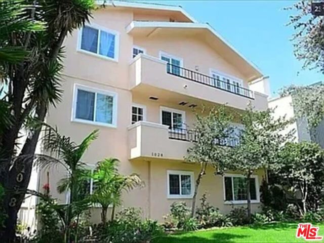 1028 12th Street, Santa Monica CA: https://media.crmls.org/mediaz/6c19e61c-d32f-41ef-a2a1-7452a5481c6c.jpg