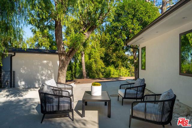 19536 Wells Drive, Tarzana CA: https://media.crmls.org/mediaz/6c1a19da-7eaf-4649-ad6e-ee7c466a70bc.jpg