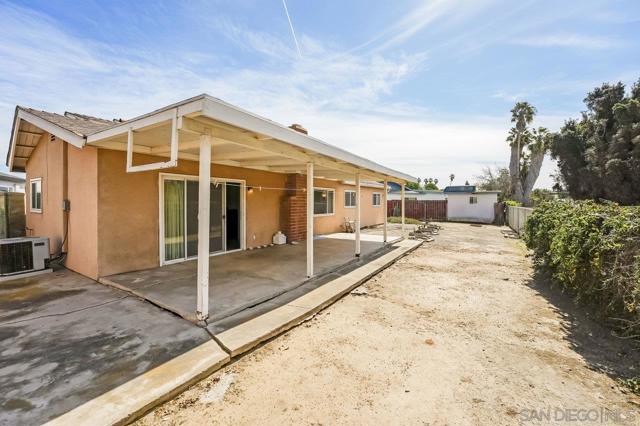 152 Leoma Ln, Chula Vista CA: https://media.crmls.org/mediaz/6c1a2488-7bd4-4715-9392-f0183d205623.jpg