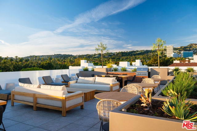 425 N Palm Drive, Beverly Hills CA: https://media.crmls.org/mediaz/6c1a89d0-3993-4b26-b3d8-ba1228c5965d.jpg