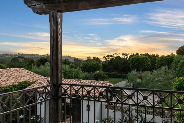 16590 Calle Familia, Rancho Santa Fe CA: https://media.crmls.org/mediaz/6c1bb496-e37c-40c7-bcf3-1c94cae851f6.jpg