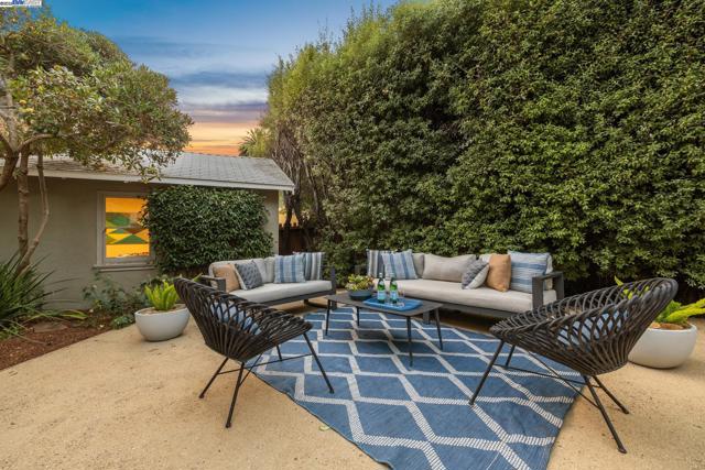 6040 LAWTON AVENUE, Oakland CA: https://media.crmls.org/mediaz/6c1c4e11-b05c-4bb4-b958-4c40c532b0d9.jpg