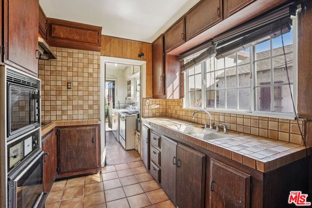 2037 W 64th Street, Los Angeles CA: https://media.crmls.org/mediaz/6c1cc86d-01aa-4ef0-8440-74e09ad084b3.jpg