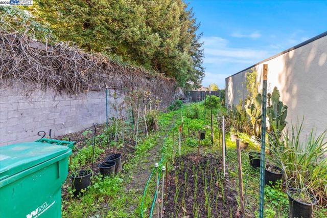 462 Craven Court, Hayward CA: https://media.crmls.org/mediaz/6c1d2b73-c536-4053-b268-81f804719e6f.jpg