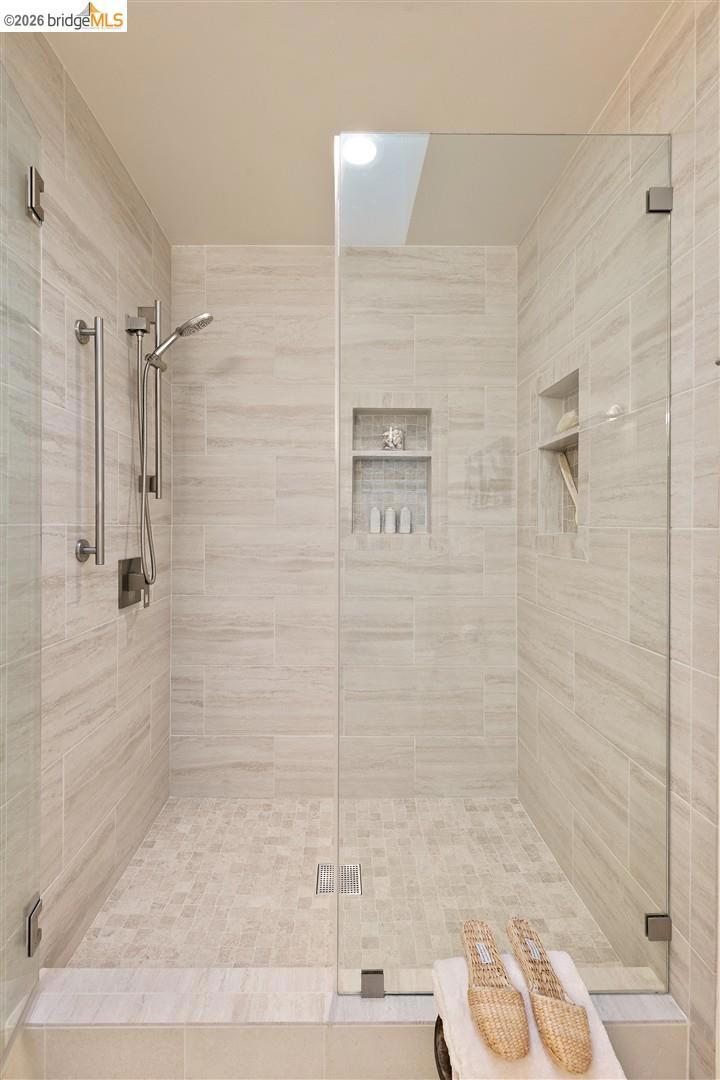 https://media.crmls.org/mediaz/6c1da63a-95a4-4349-bb84-ee2cf4e946e7.jpg?preset=X-Large