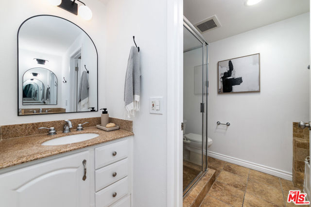 17914 Magnolia Boulevard, Encino CA: https://media.crmls.org/mediaz/6c1e7d4f-a7a4-4584-8219-cf2e08fa638a.jpg