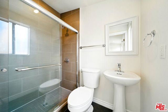 6212 FULTON Avenue, Van Nuys CA: https://media.crmls.org/mediaz/6c1fbca6-5405-453a-a382-c995893a1632.jpg