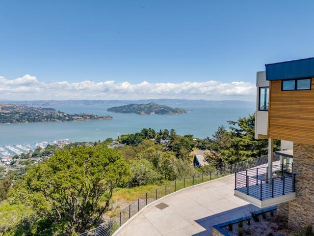 3 Wolfback Ridge Road, Sausalito CA: https://media.crmls.org/mediaz/6c1fc0ce-1b8c-4049-bf55-d60242399cd9.jpg