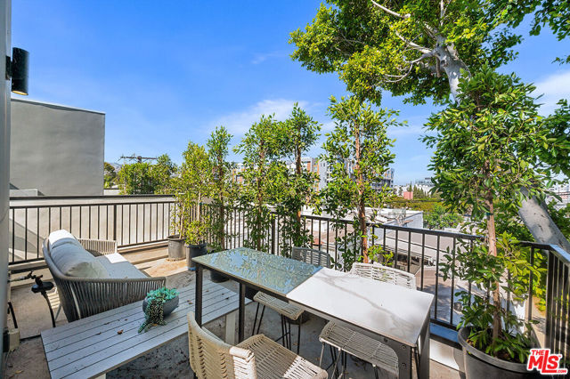 1016 N Martel Avenue, West Hollywood CA: https://media.crmls.org/mediaz/6c204911-e1e7-48e5-8165-15f0f6bb44d9.jpg