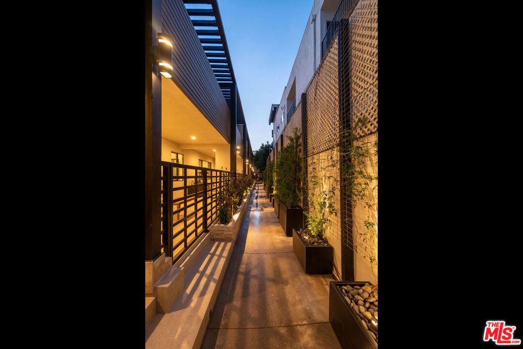 https://media.crmls.org/mediaz/6c209189-6b79-4aff-a4db-da9d8158276c.jpg?preset=X-Large