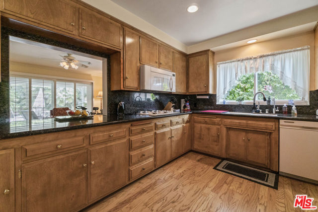 10226 Topeka Drive photo 4