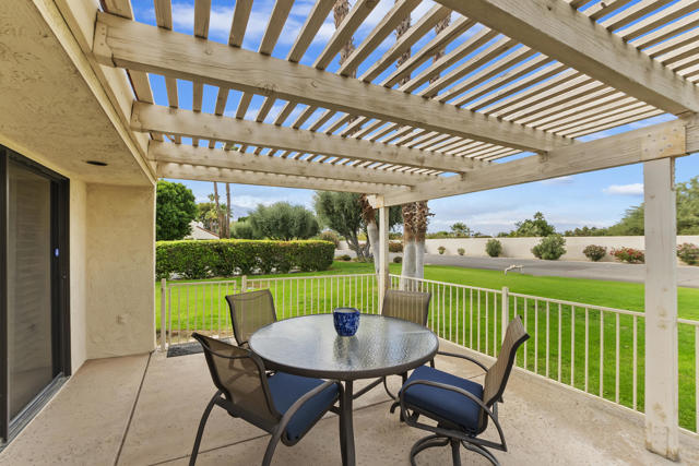 425 Forest Hills Drive, Rancho Mirage CA: https://media.crmls.org/mediaz/6c219b8b-ef56-440d-93af-f79f1d5c1771.jpg