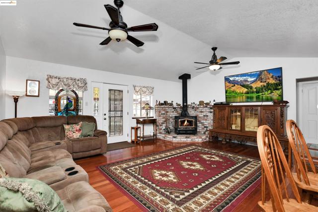 3215 Ohara Ave, Brentwood CA: https://media.crmls.org/mediaz/6c22111b-77d7-4e7c-8c31-ff83c24144b4.jpg
