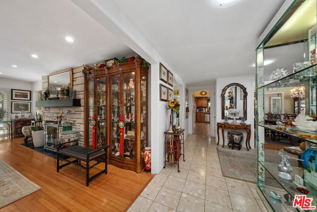 5550 W 63rd Street, Los Angeles CA: https://media.crmls.org/mediaz/6c223aeb-2966-41eb-9fe4-5ea0921351d6.jpg