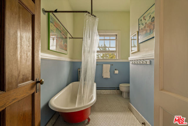 1130 Westchester Place, Los Angeles CA: https://media.crmls.org/mediaz/6c2268d5-1661-4c6c-bb29-48d9c5fe9ddf.jpg