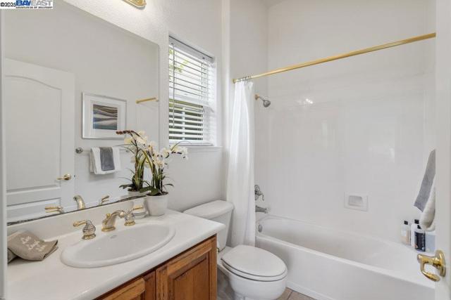 1123 Burghley Ln, Brentwood CA: https://media.crmls.org/mediaz/6c24011b-0b7f-42c2-8441-0cefcb497492.jpg
