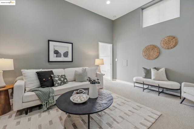 5646 Thornhill Dr, Oakland CA: https://media.crmls.org/mediaz/6c243437-d001-4594-9d66-2a373b4f5630.jpg